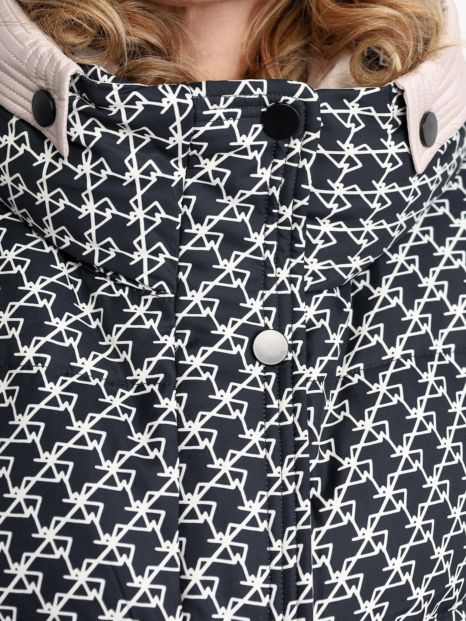 Пуховик черного цвета с капюшоном